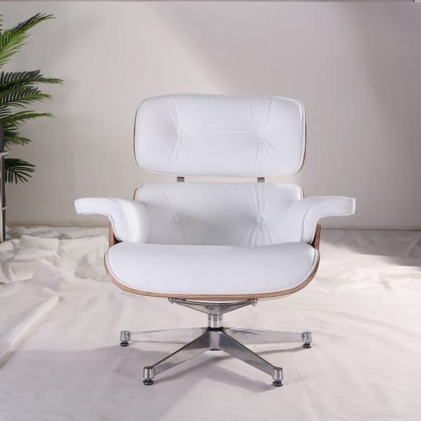 Fauteuil Lounge Chair Et Ottoman En Cuir Blanc Et Bois Frêne Eames face droit