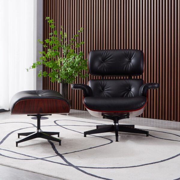 replica fauteuil lounge eames et ottoman en cuir noir et bois de rose dans un salon avec plante