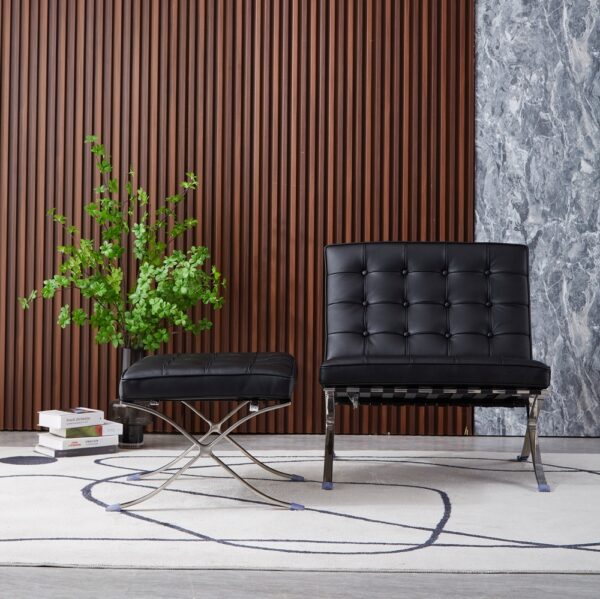 fauteuil barcelona avec ottoman réplique en cuir noir dans un salon