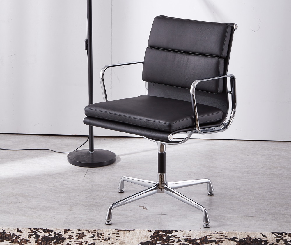 chaise de bureau comfortable design sans roulette base fixe copie eames soft pad ea208 en cuir noir