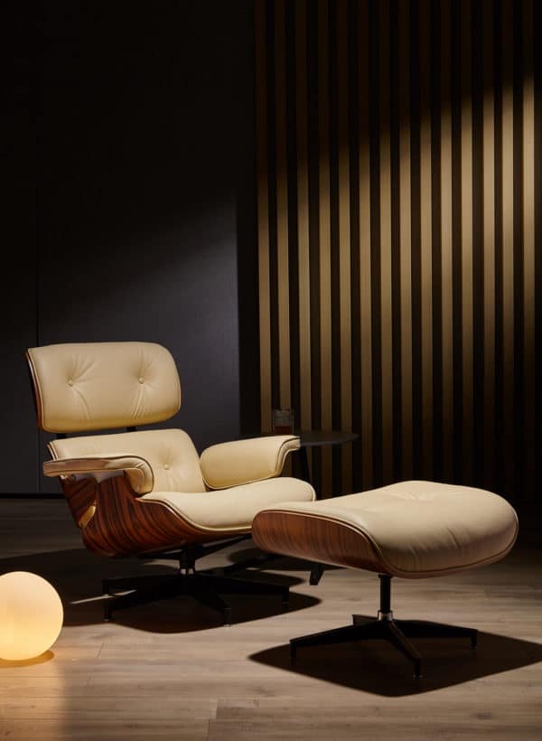 copie fauteuil charles eames avec ottoman cuir italien blanc crème bois de palissandre base alu noir dans un salon