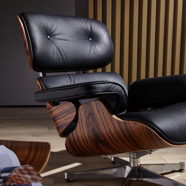 copie fauteuil charles eames cuir italien noir bois de palissandre base en aluminium chromé poli dans un salon lounge