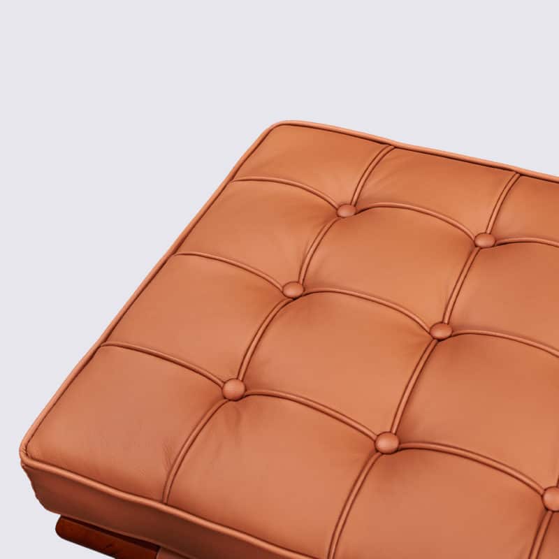 banc d'entrée capitoné d'intérieur banquette confortable en cuir cognac marron design replica fauteuil barcelona mies van der rohe