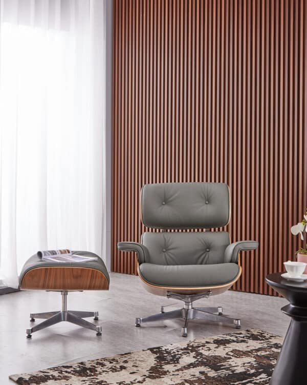 copie fauteuil charles eames cuir pleine fleur gris bois de noyer 7 couches base alu chromé poli avec ottoman eams dans un bureau