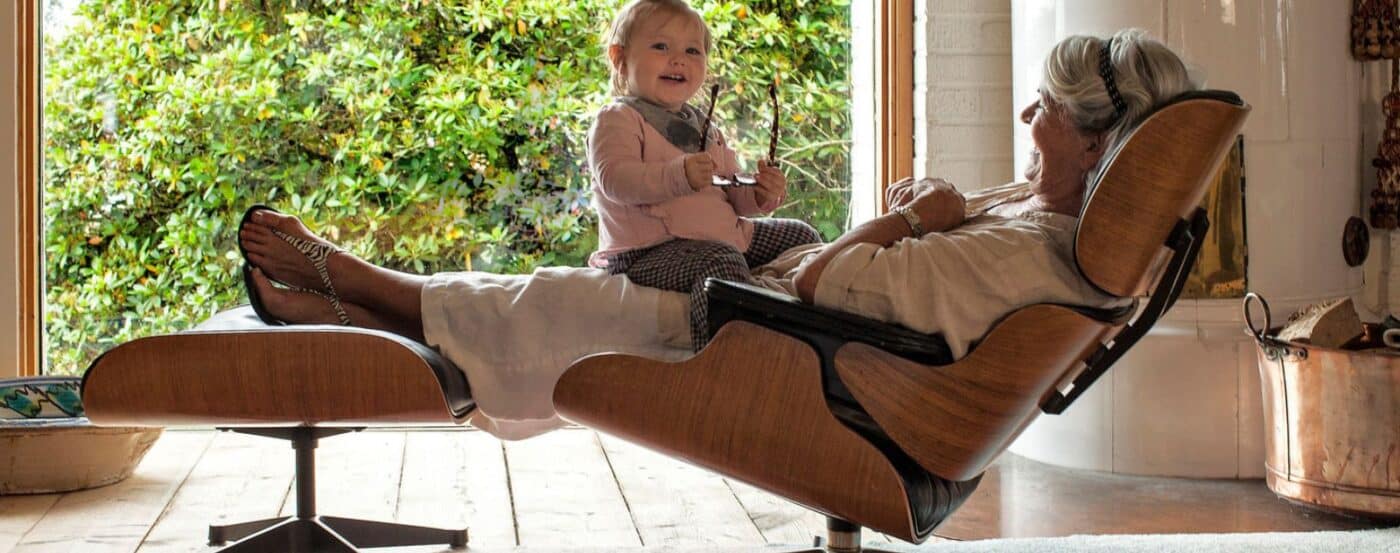femme et enfant sur une chaise Eames