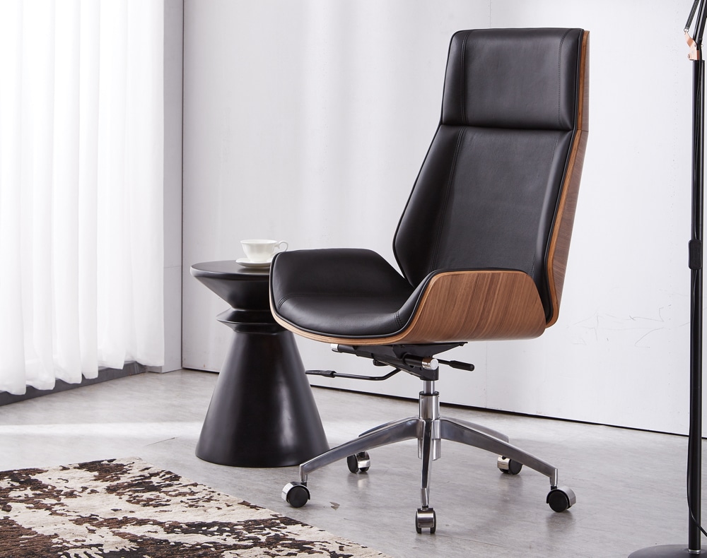 chaise de bureau en cuir noir nordic bois de noyer avec roulette aluminium dossier haut scandinave dans un salon