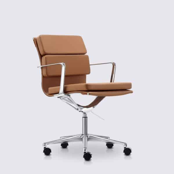 chaise de bureau design avec roulette et accoudoir en cuir cognac et aluminium chrome alberto premium