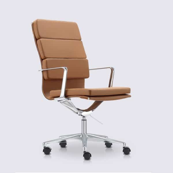 chaise de bureau ergonomique dossier haut avec roulette et accoudoir en cuir cognac et aluminium chrome alberto premium