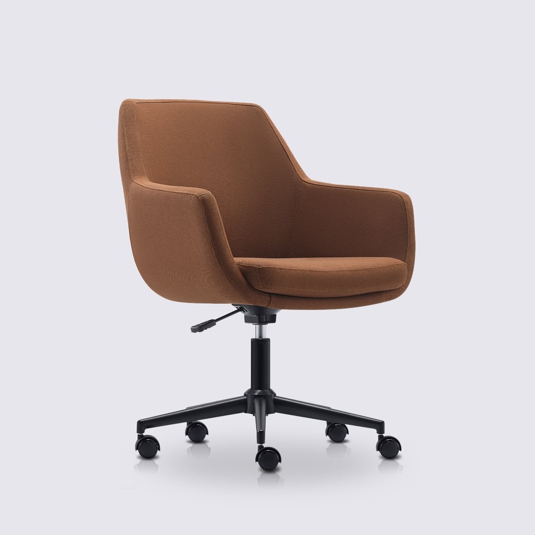 chaise de bureau ergonomique emma avec roulette et accoudoir en tissu linen orange rouille et base noir matte